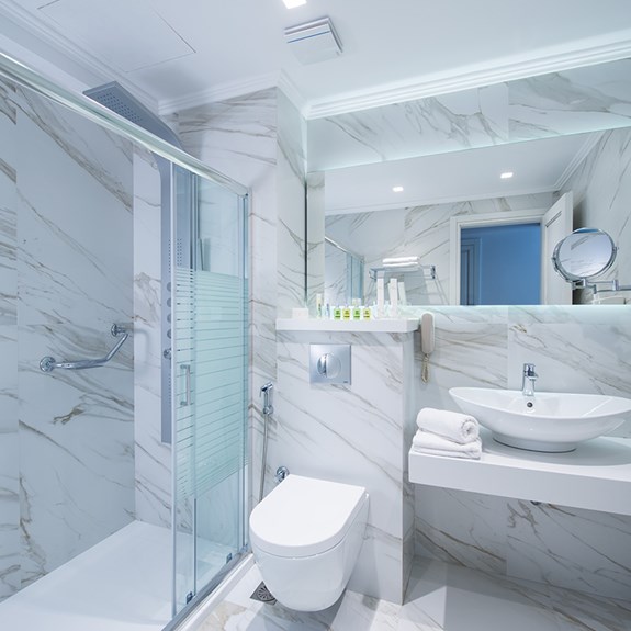 Twin-Zimmer mit Poolblick